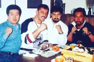 COM ANDY HUG E NOBUAKI KAKUDA