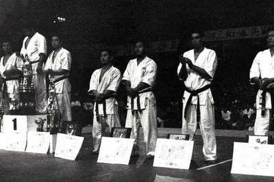 FOTO DOS CLASSIFICADOS NO 14º CAMPEONATO JAPONÊS. ADEMIR DA COSTA CONQUISTOU A 6ª COLOCAÇÃO, ALÉM DE GANHAR O TROFÉU KANTOSHÔ, ENTREGUE AO LUTADOR DESTAQUE DO EVENTO, PELA MELHOR TÉCNICA E GARRA.
