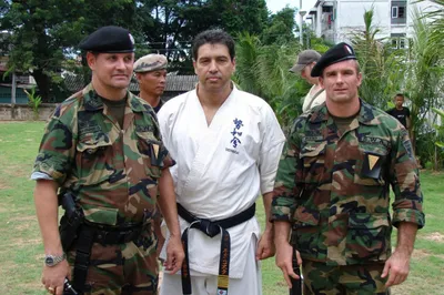 EM VISITA AO EXÉRCITO TAILÂNDES, COM KANCHO SIFU MCINNES E SHIHAN JUDD REID