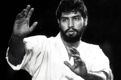 EM "KAMAE", PRONTO PARA ENCARAR UM DOS MAIORES DESAFIOS DA SUA CARREIRA NO 4º CAMPÉONATO MUNDIAL DE KARATE KYOKUSHIN EM 1987